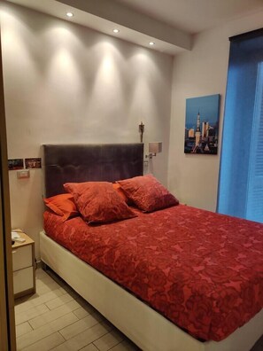 1 slaapkamer, een strijkplank/strijkijzer, wifi, beddengoed