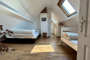 3 habitaciones, escritorio y cuna de viaje 