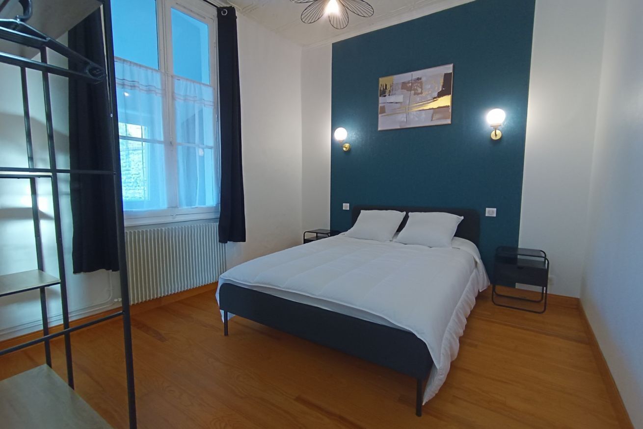 2 slaapkamers, reisbedje