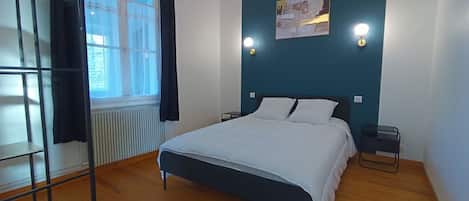 2 bedrooms, travel crib