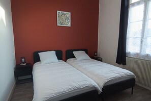 2 bedrooms, travel crib