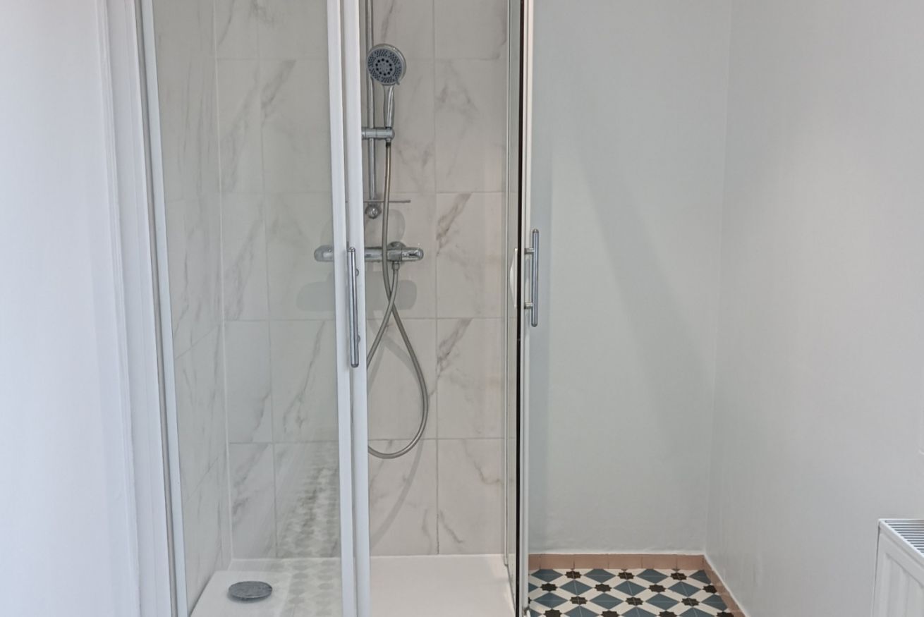 Douche, serviettes fournies
