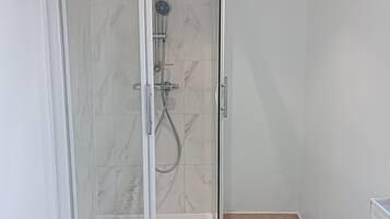 Douche, serviettes fournies