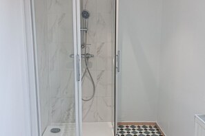 Shower, towels