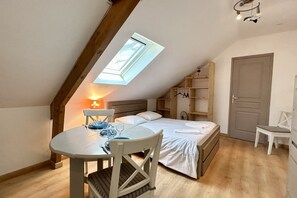 Room - Vacation Rental 3, Studio Apartment in the Heart of Downtown (Le Crotoy)