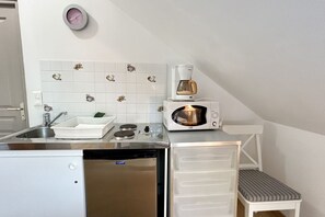 Private kitchen - Vacation Rental 3, Studio Apartment in the Heart of Downtown (Le Crotoy)
