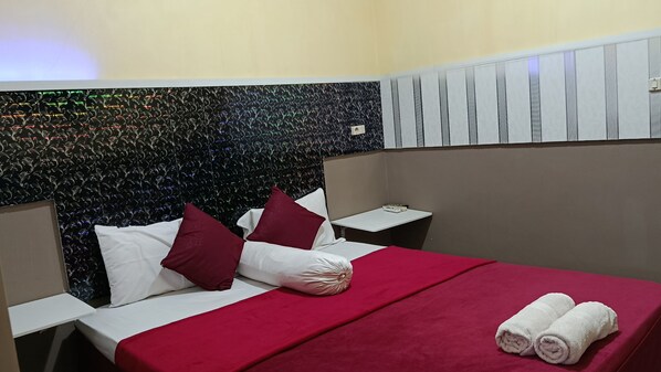 Standard Double Room, Balcony | Free WiFi - Taba Yama Homestay (Banyuwangi)