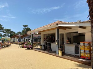 Outdoor dining - Bungalow between nature and ocean at Le Ferret, a 4* resort with aquatic areas (Lège-Cap-Ferret)