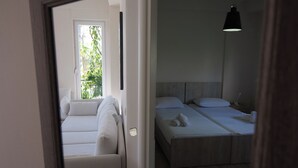 Ein Schlafzimmer mit Bett, Nachttisch und einer Pendelleuchte.