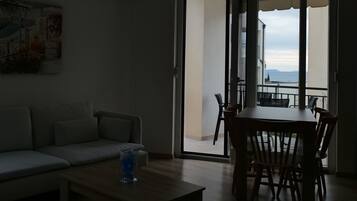 Departamento Confort, balcón, vista al mar | Área de sala de estar