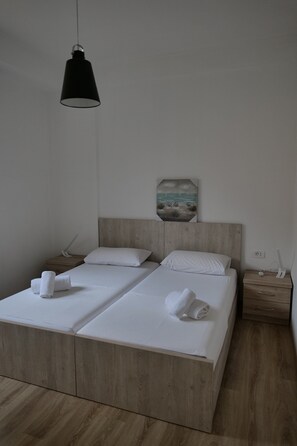 Apartamento Confort, balcón, vistas al mar | Escritorio, tabla de planchar con plancha, wifi gratis y ropa de cama