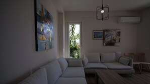 Ein modernes Wohnzimmer mit einem Ecksofa, einem Holztisch und Kunstwerken an den Wänden.