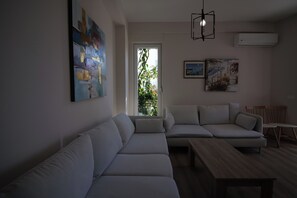 Comfort-Apartment, Balkon, Meerblick | Schreibtisch, Bügeleisen/Bügelbrett, kostenloses WLAN, Bettwäsche