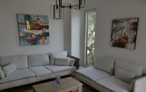 Apartemen Comfort, balkon, pemandangan laut | Area keluarga