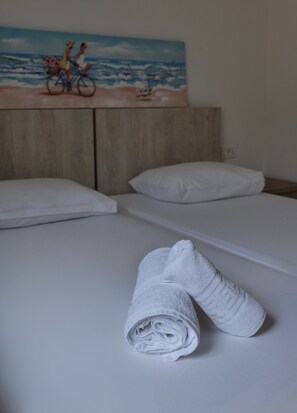 Apartamento Confort, balcón, vistas al mar | Escritorio, tabla de planchar con plancha, wifi gratis y ropa de cama