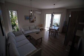 Comfort-Apartment, Balkon, Meerblick | Schreibtisch, Bügeleisen/Bügelbrett, kostenloses WLAN, Bettwäsche