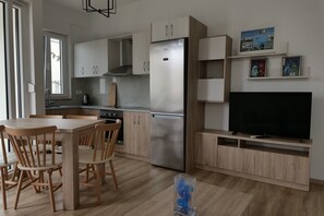 Apartemen Comfort, balkon, pemandangan laut | Tempat makan