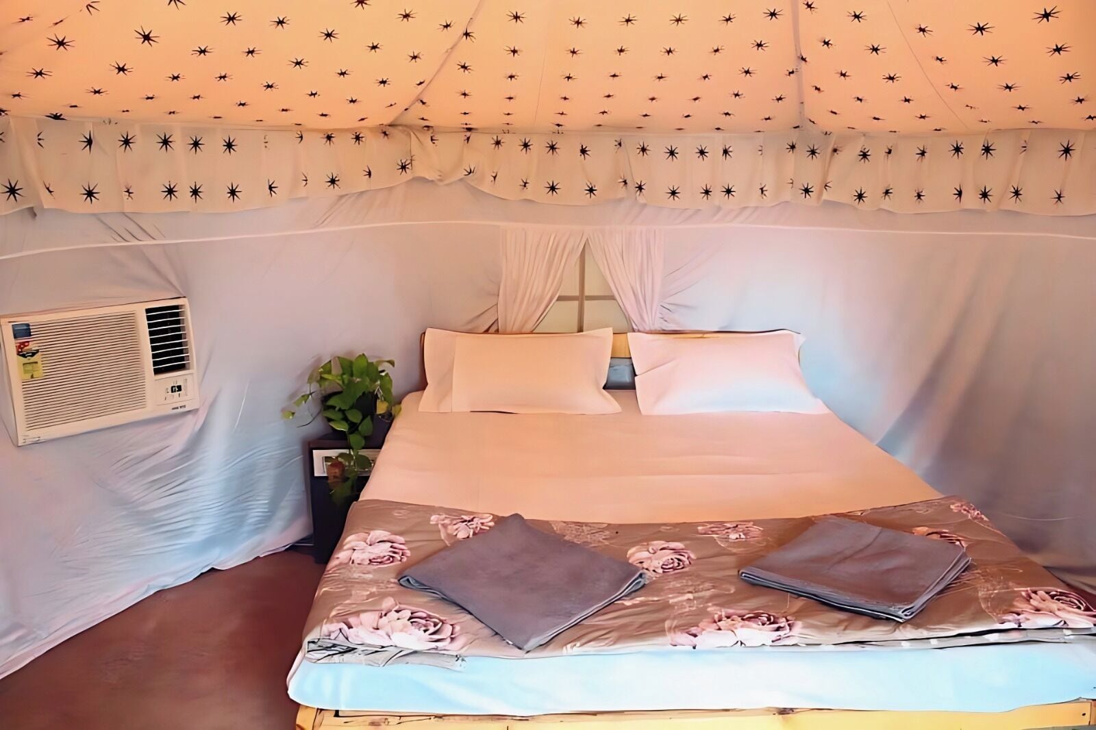 Deluxe Cottage, Garden View | Laptop workspace, free WiFi