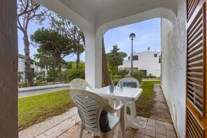 Outdoor dining - Acoteias (Albufeira)