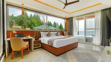 Escritorio, espacio para trabajar con laptop y wifi gratis