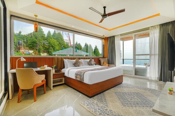 Escritorio, espacio para trabajar con laptop y wifi gratis 