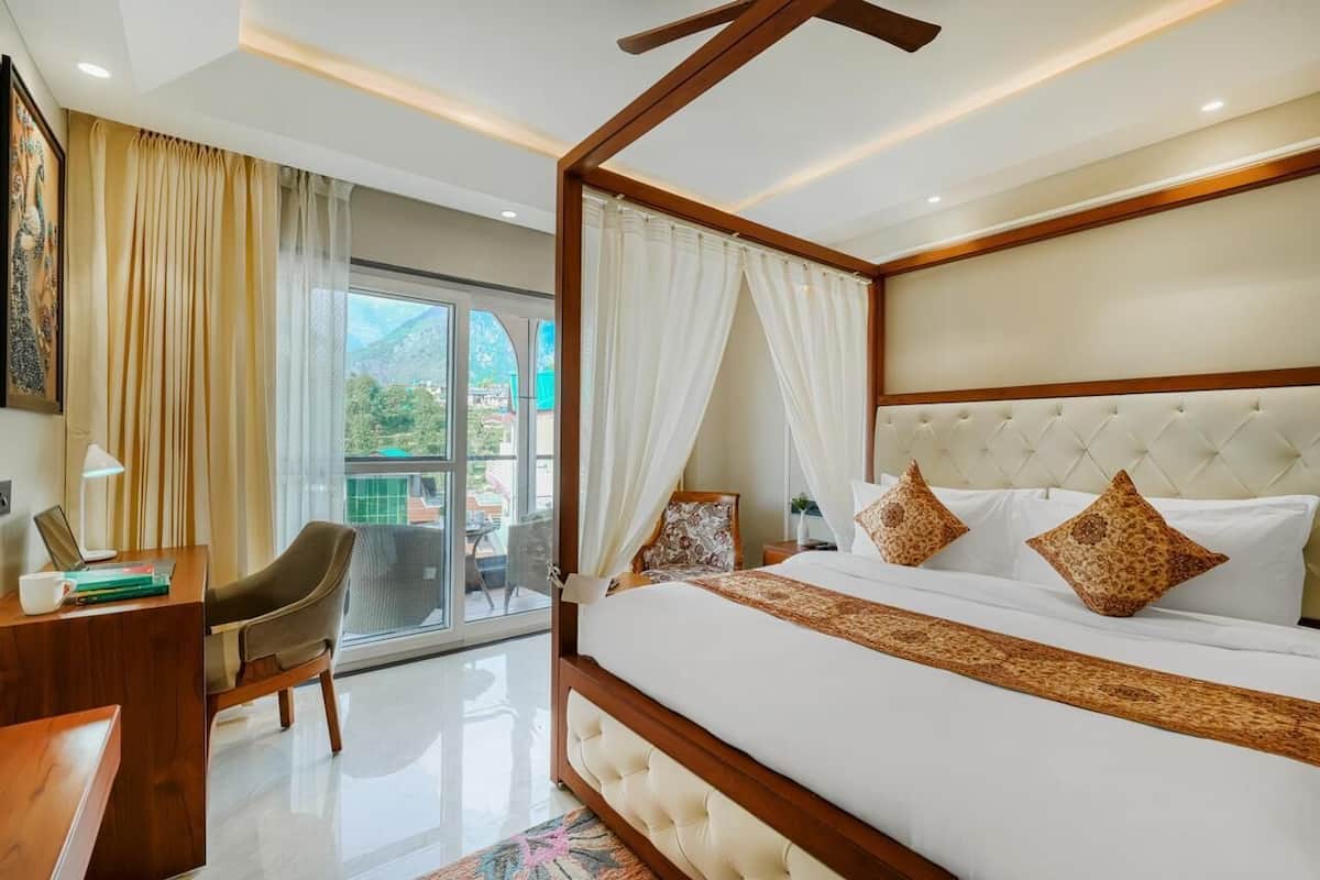 Desk, laptop workspace, free WiFi