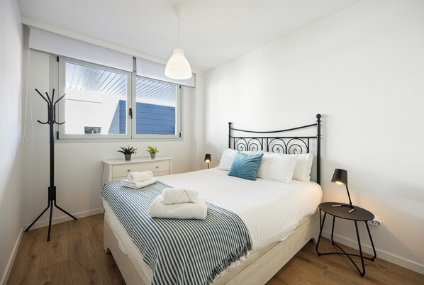 2 habitaciones, tabla de planchar con plancha y cuna de viaje 