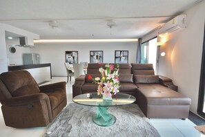 Living room - One-bedroom Sea-view Condo, 17th Floor Angket, Jomtien (Pattaya)
