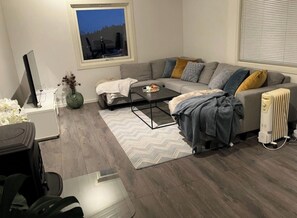 อพาร์ทเมนท์, 2 ห้องนอน, ระเบียง | ห้องนั่งเล่น