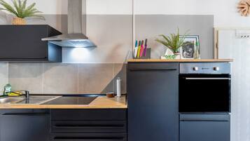 Fridge, oven, stovetop, dishwasher