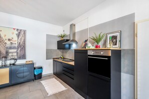 Frigorífico, horno, placa de cocina y lavavajillas