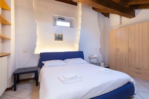 1 bedroom, bed sheets - Via Roma Apartment (Stresa)