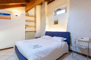 1 bedroom, bed sheets - Via Roma Apartment (Stresa)