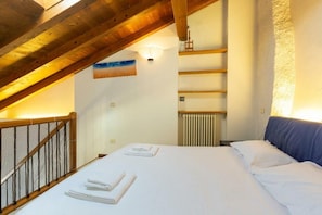 1 bedroom, bed sheets - Via Roma Apartment (Stresa)