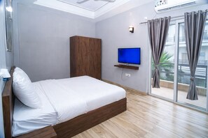 Luxury Room, Balcony, Garden View | Iron/ironing board, free WiFi - Luxsugero Premium 3BHK Independent Villa (Vrindavan)