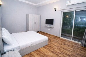 Luxury Room, Balcony, Garden View | Iron/ironing board, free WiFi - Luxsugero Premium 3BHK Independent Villa (Vrindavan)