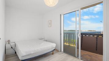 3 bedrooms, iron/ironing board, bed sheets