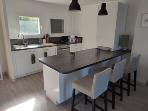 Private kitchen - Holiday Home “Maison En Face De La Mer”: Sea View, Private Terrace, Air Conditioning (Six-Fours-les-Plages)