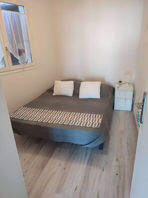 3 habitaciones, tabla de planchar con plancha y ropa de cama 