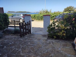 Property grounds - Holiday Home “Maison En Face De La Mer”: Sea View, Private Terrace, Air Conditioning (Six-Fours-les-Plages)