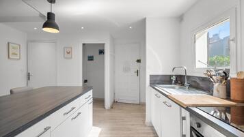 Kühlschrank, Mikrowelle, Ofen, Herdplatte