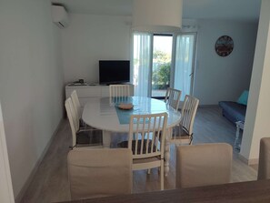 Dining - Holiday Home “Maison En Face De La Mer”: Sea View, Private Terrace, Air Conditioning (Six-Fours-les-Plages)