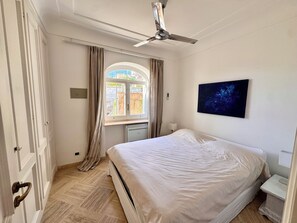 2 bedrooms, in-room safe, iron/ironing board, free WiFi
