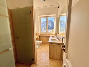 Dusche, Haartrockner, Bidet, Handtücher