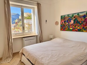 2 bedrooms, in-room safe, iron/ironing board, free WiFi