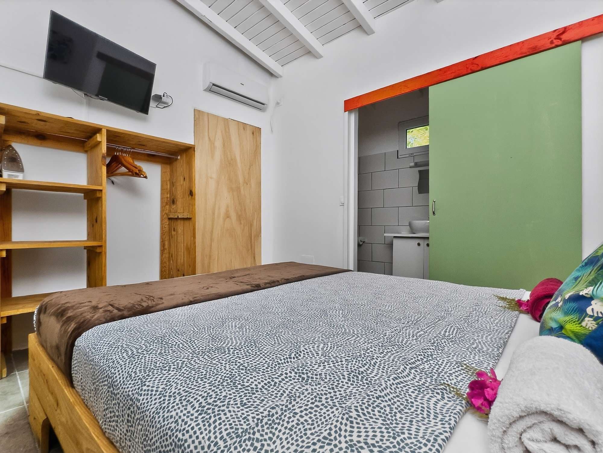 1 chambre, fer et planche à repasser, Wi-Fi, draps fournis