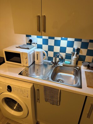 Private kitchen - Cozy Studio Flat, Heart Of Finsbury Park.
LESS THAN 1 Minute from train station. (London)