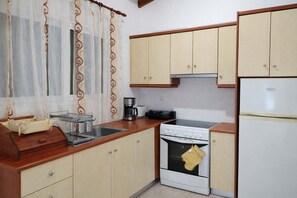 Geladeira, fogão, cooktop, cafeteira/chaleira