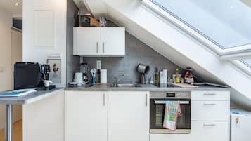 Kühlschrank, Ofen, Herdplatte, Wasserkocher mit Kaffee-/Teezubehör