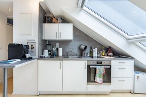 Refrigerador, horno, placa de cocina, cafetera/tetera